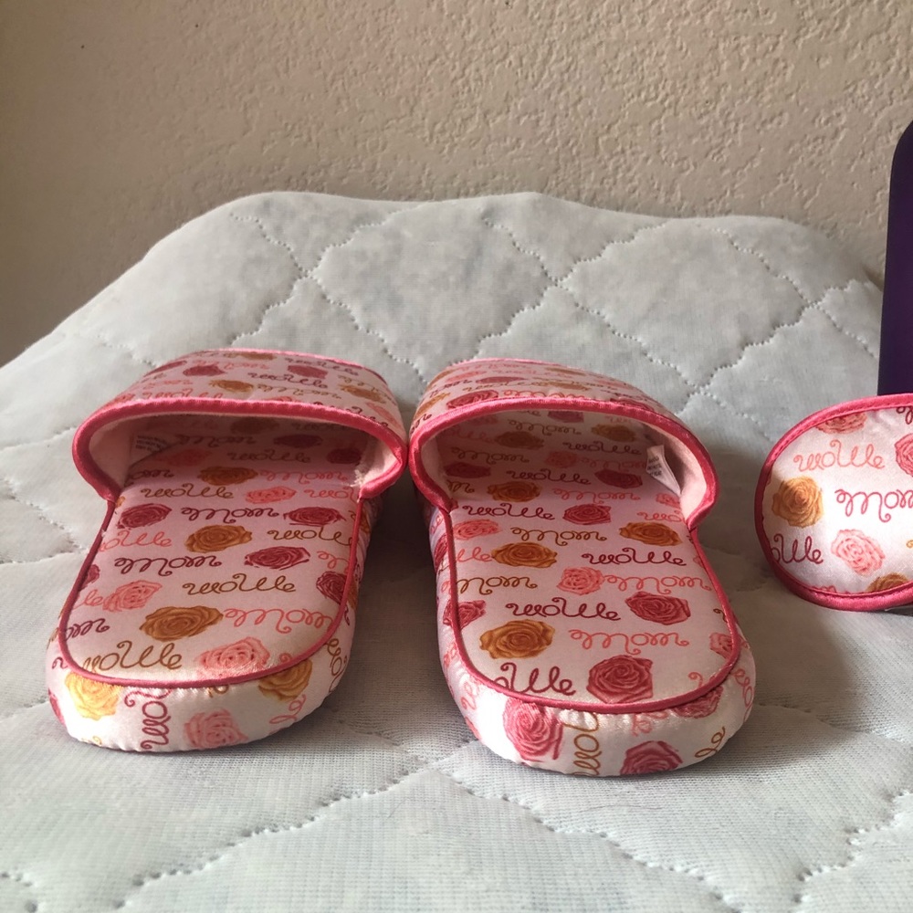 Slippers - Picture 3 of 5